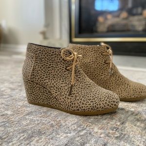 Toms Desert Cheetah Wedge Size 6